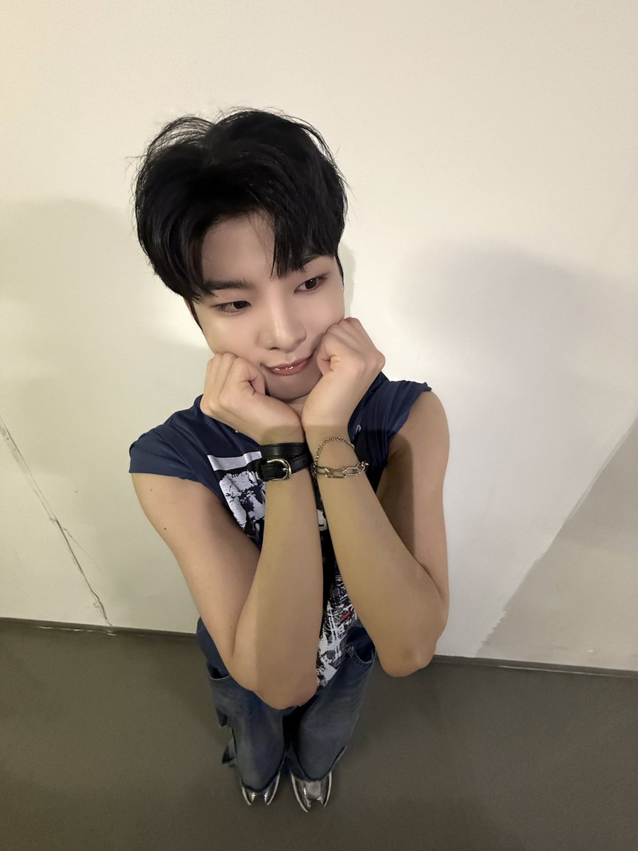 [📷] 
 
今日も来てくれたYOUNIZありがとう🍀.*
シオンのかわいい罰ゲームショットと一緒に🩵

<a href="/YOUNITE_offcl/">YOUNITE</a>
#YOUNITE #유나이트 #ユナイト 
#YOUNI_T #Rock_Steady