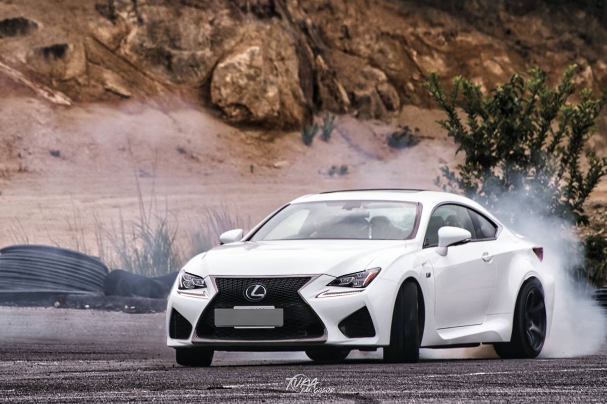 fmcolor2's tweet photo. そーいや、白のRCFて初めてかも。
#RCF
#ドリフト
#新川流
#ISSIN
#MYtec https://t.co/BlfADh6ULz