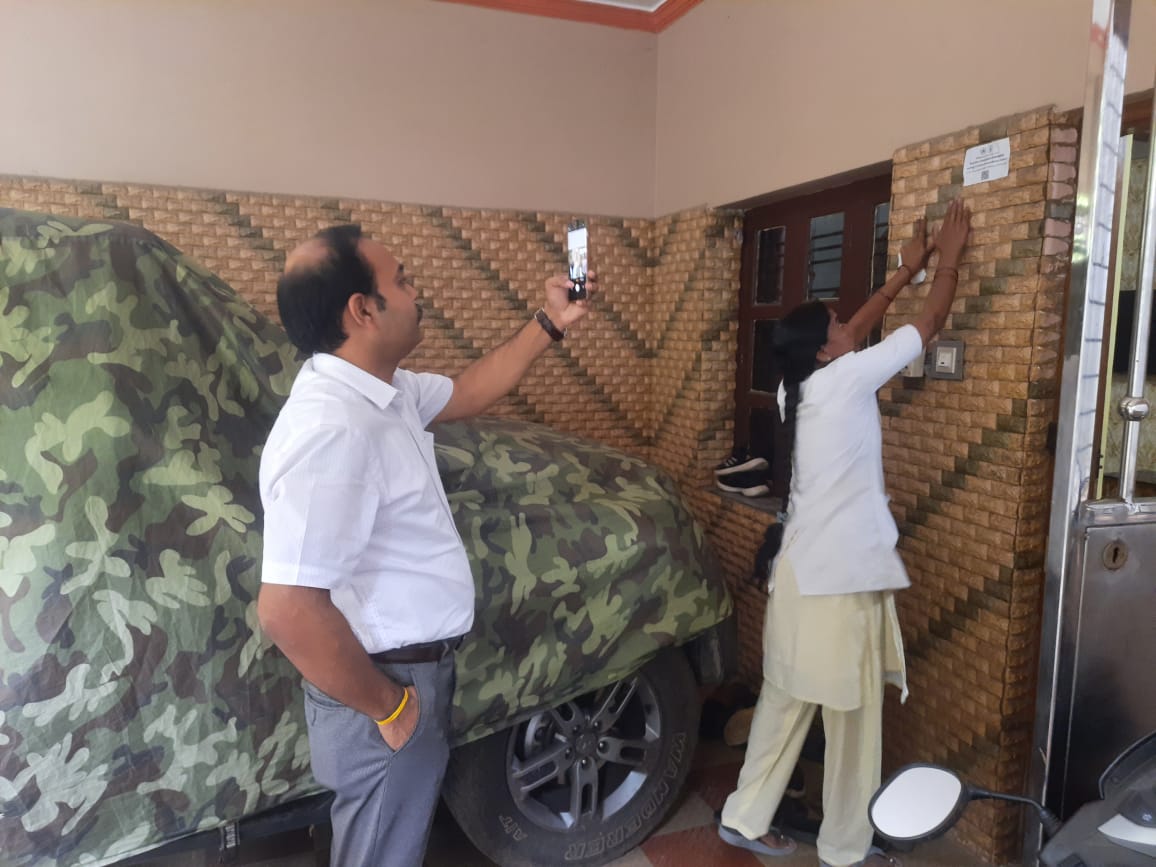BCCCofficial's tweet photo. #Dasarahalli Joint Commissioner inspected the SC survey and stickering activities being carried out in Dasarahalli assembly constituency.
#BBMP #BBMPCares #DKShivakumar #bbmpchiefcommissioner #SCSurvey https://t.co/lIEmMiOYyV