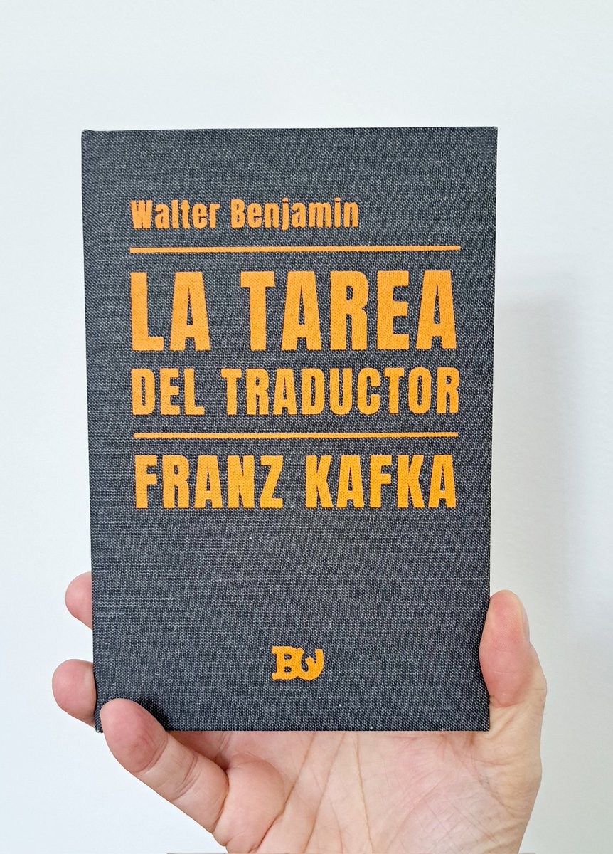 Compré este pequeño gran libro de Walter Benjamin y me acordé de mi amigo <a href="/CarlosOlivoV/">Carlos O. Valverde</a>, traductor todoterreno. Y también de <a href="/MarceloZabaloy/">Marcelo Zabaloy</a>
Mención especial para el ensayo que Benjamin escribió sobre Kafka en el décimo aniversario de la muerte de Franz.