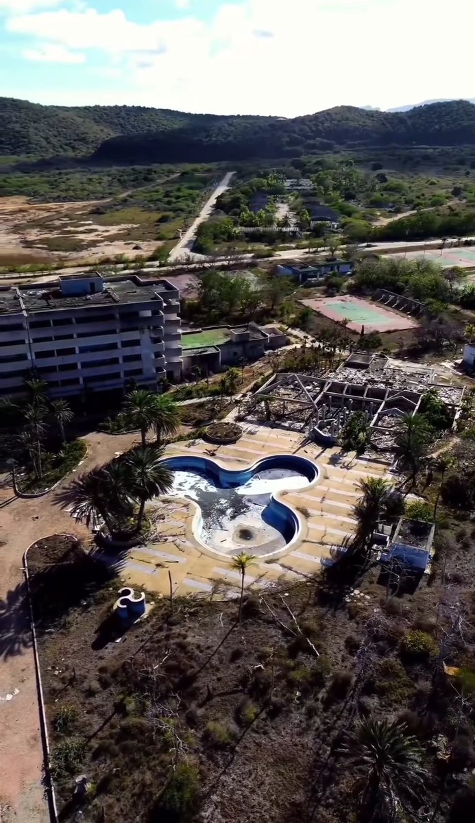 guayanesdos's tweet photo. Así quedó este complejo turístico en Irán después de los bombardeos de Israel y Estados Unidos... Ah no! Es el Complejo Hotelero Laguna Mar en la Isla Margarita luego de 26 años de revolución chavista! https://t.co/b26VWrzvKv