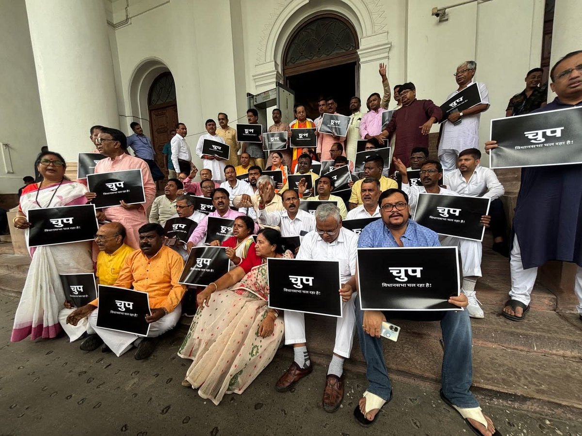 This is why BJP is called an anti-Bangla and outsider party. 

Bengal <a href="/BJP4Bengal/">BJP West Bengal</a> is protesting in the West Bengal Assembly, but everyone is holding signs written in Hindi

#ShameONBJP #Bypolls
#ByeElectionResults #IranVsIsrael
#IndiaWantsMamataDi #TMCS