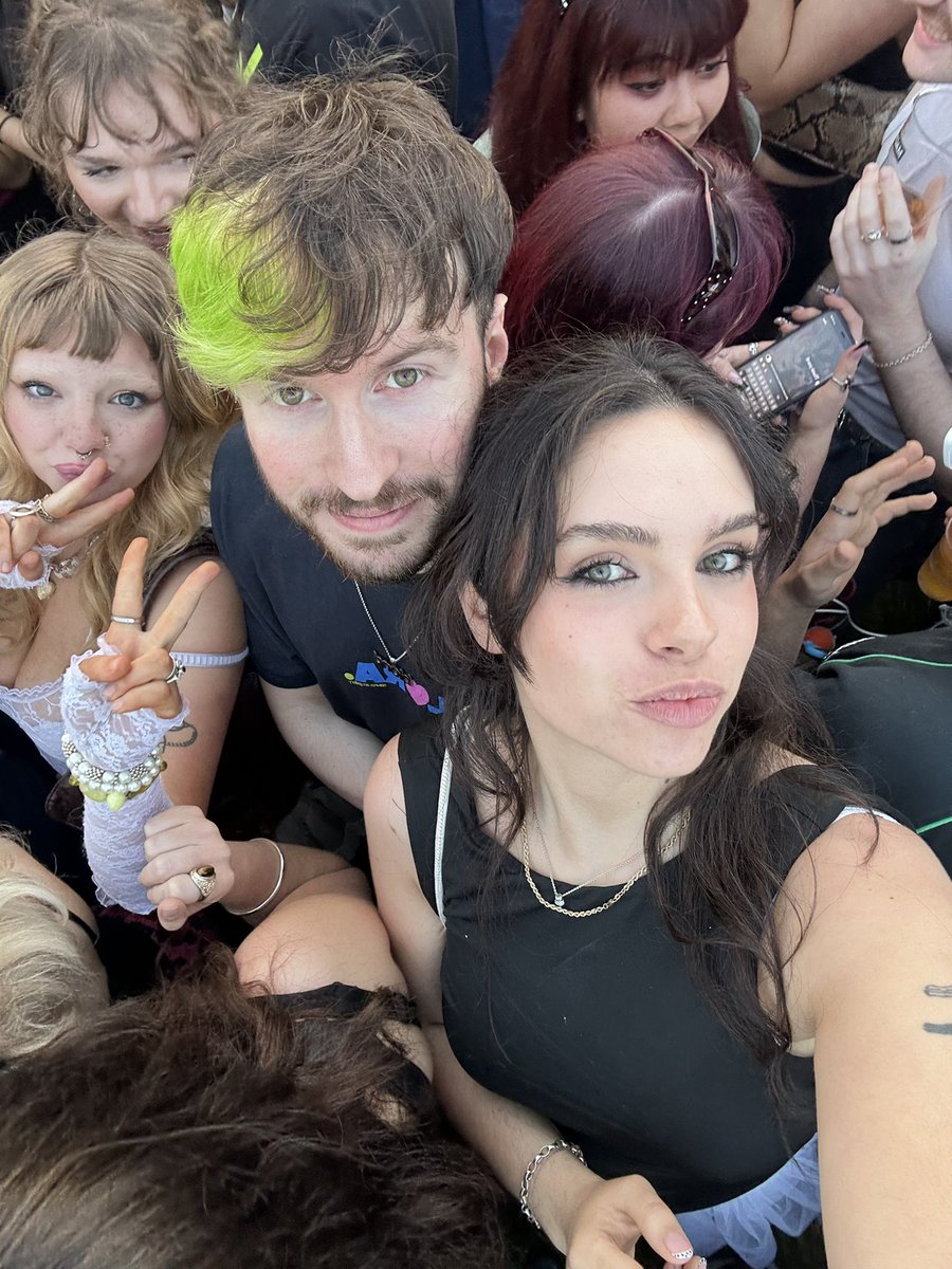 lookunderscore's tweet image. brat hair for charli