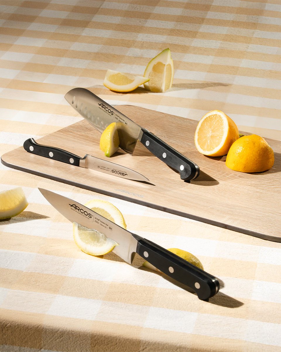 Incluso las tareas más sencillas cambian cuando utilizas cuchillos profesionales🔪🍋¡Conoce nuestros sets!  arcos.com/es_ES/juegos/s…