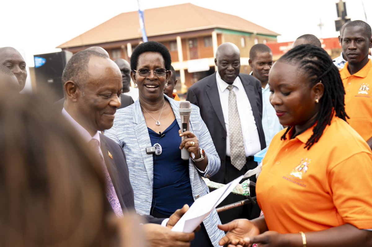 TindiMaruti1's tweet photo. PS @DianaAtwine has officiated the passing out of Community Health Extension Workers in Luwero District. CHEWs bridge communities with the health system, delivering essential health education, promoting prevention, and linking people to care. #MOHatWork #MOHDelivers 
@2008gomu https://t.co/GEhRlOt1cU
