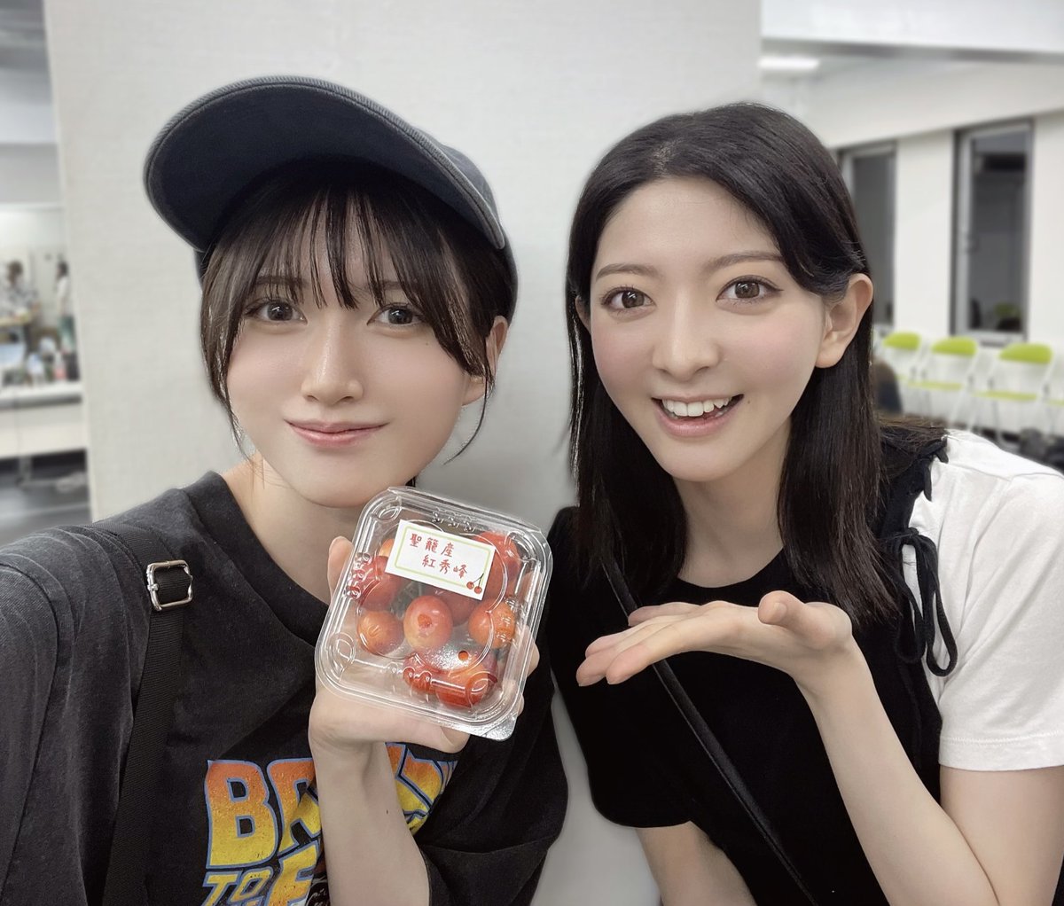 M_kurage000's tweet image. #しろひよステ 
主人公：鳳蝶役の #菅原りこ さんとお写真を撮らせていただきました𓂃🦋𓈒𓏸
差し入れ頂いたさくらんぼも一緒に🍒
ありがとうございます✨🤤

ゆうりが今回演じるユウリ役、なんと鳳蝶くんとの重要な掛け合いもあるのです！
みんなぜひ舞台に会いにきてね〜！🌷