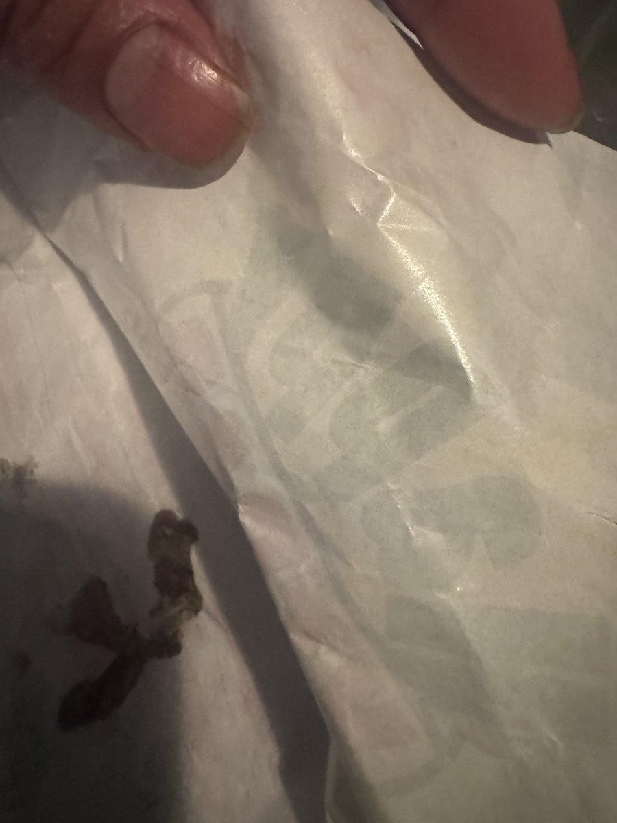 現物手元にあるから断言できるけど、
ハッピーケバブの包装紙は食品包装用のちゃんとした耐油ペーパー。
内側がテカテカしてるやつ。