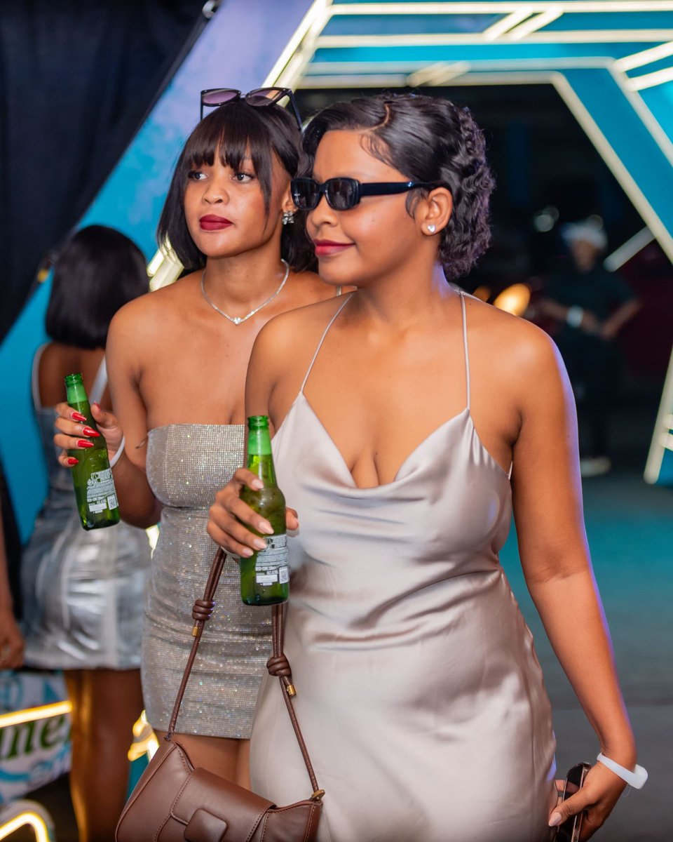 Adventure_36's tweet image. Heineken Silver ilikua combo ya class: mavazi, cheers &amp;amp; beauty!
Kila mtu aling’aa!

#SuprisinglySmooth
#SmoothExperience