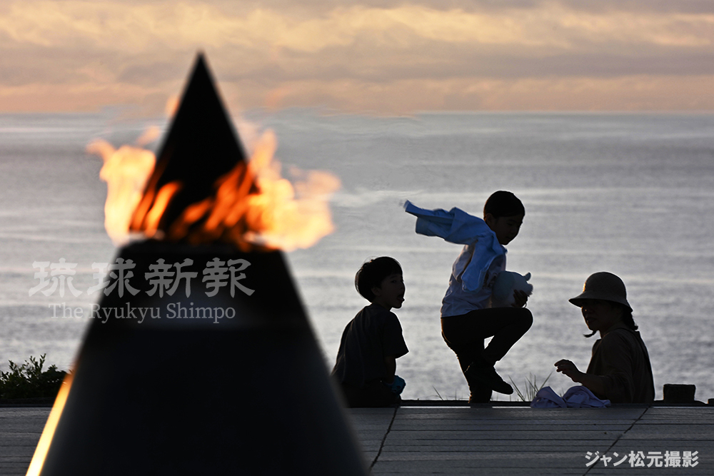 ryukyushimpo_ph's tweet image. 沖縄戦80年「慰霊の日」 祈りに包まれる1日
ryukyushimpo.jp/news/national/…
沖縄は23日、沖縄戦で組織的な戦闘が終結したとされる「#慰霊の日」を迎えました。県内各地で多くの遺族や親族らが亡くなった家族らに思いをはせ、恒久平和を願いました。
#戦後80年 #沖縄戦