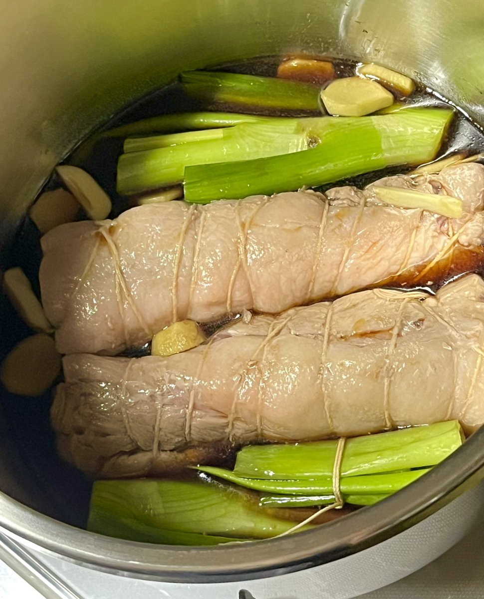 「🐷焼豚作ってます」

「町中華で飲ろうぜ」の焼豚
いつも旨そうで🤤…ついに自作に走る

肩ロース350g×2本 圧力鍋

長ネギ(青いところ)、生姜、ニンニク
醤油、酒、味醂、砂糖、水

#おうちごはん #宅飲み
#お腹ペコリン部 #町中華で飲ろうぜ
#自家製 #チャーシュー #焼豚
#料理好きな人と繋がりたい