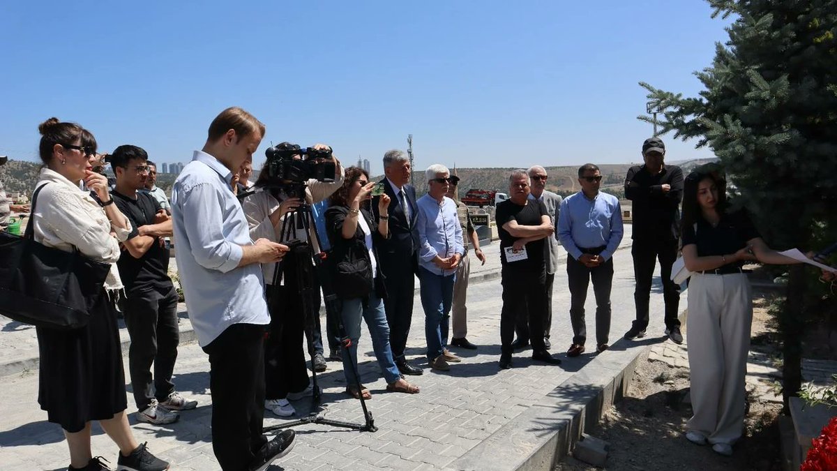 Cüneyt Arcayürek ölümünün 10. yıl dönümünde anıldı

Türk basınının usta kalemlerinden, Gazeteciler Cemiyeti önceki yönetim kurulu üyelerinden Cüneyt Arcayürek, vefatının onuncu yıl dönümünde kabri başında ailesi, meslektaşları ve sevenleri tarafından anıldı.