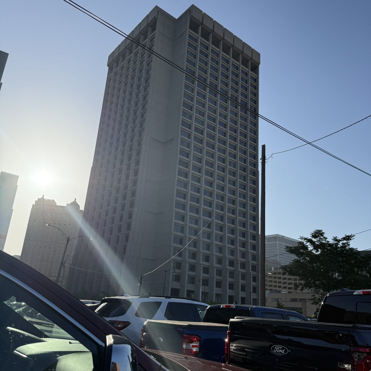 Ya en Detroit, madrugando en la corte de migración. Lo que uno hace por los clientes 🥵🥵🥵