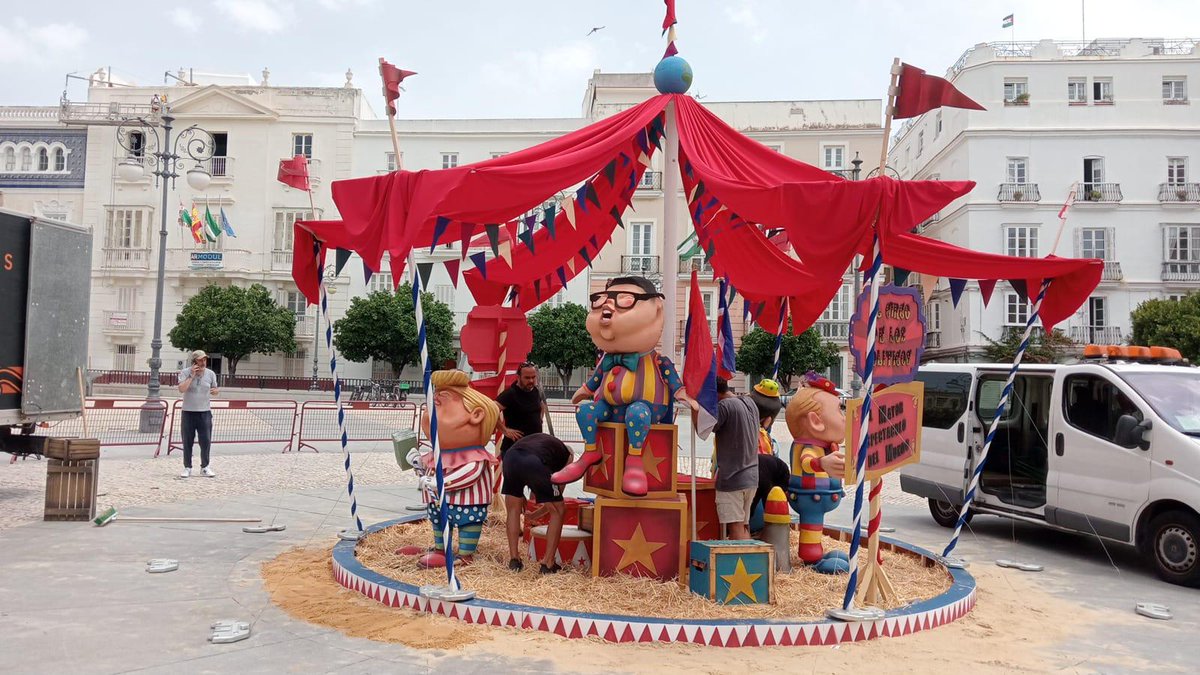 ⌛️ Ultimando los preparativos del juanillo municipal que arderá hoy lunes a partir de las 22 horas en la plaza de San Antonio #Cádiz