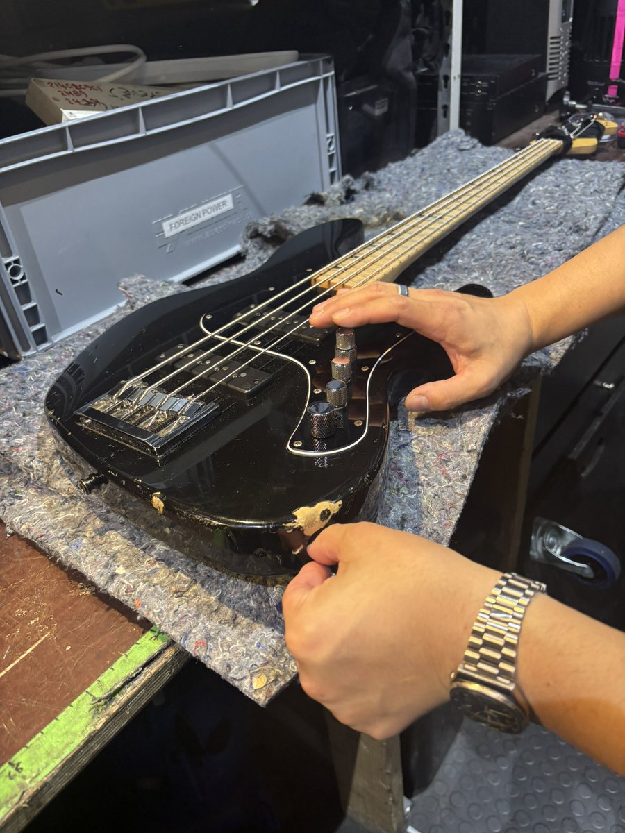 Boogie_JILUKA's tweet image. 昨日ライブ中に急に音出なくなって、緊急修理。
このツアーでPAやってくれてるケニーが修理もやってくれてありがたすぎ!