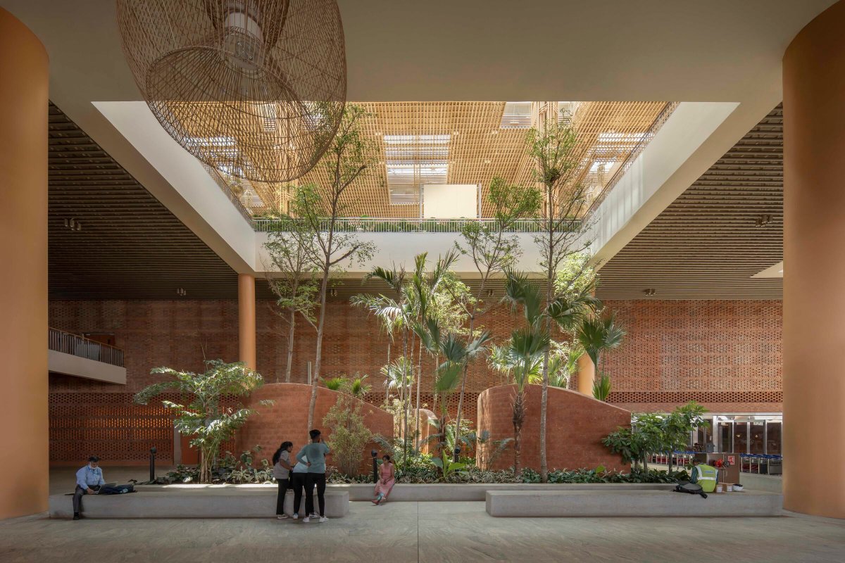 Archello's tweet image. At Bengaluru’s Kempegowda Airport, SOM’s Terminal 2 redefines airport architecture through modular bamboo construction, native stone, and engineered lightness. 
buff.ly/z20j71q

#BiophilicDesign #BambooArchitecture #SustainableInfrastructure
