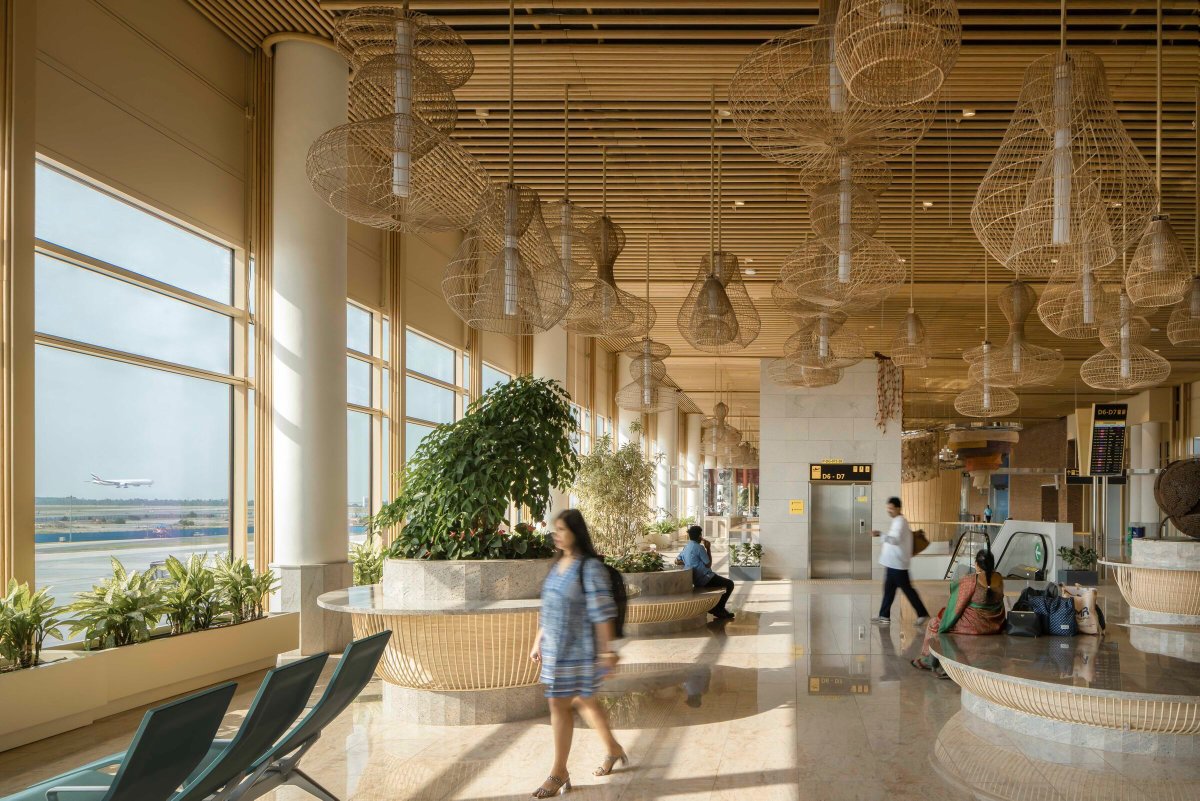 Archello's tweet image. At Bengaluru’s Kempegowda Airport, SOM’s Terminal 2 redefines airport architecture through modular bamboo construction, native stone, and engineered lightness. 
buff.ly/z20j71q

#BiophilicDesign #BambooArchitecture #SustainableInfrastructure