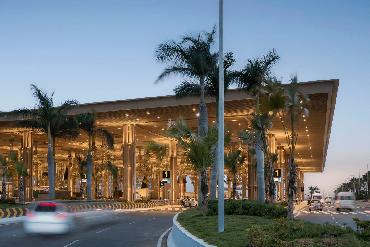 Archello's tweet image. At Bengaluru’s Kempegowda Airport, SOM’s Terminal 2 redefines airport architecture through modular bamboo construction, native stone, and engineered lightness. 
buff.ly/z20j71q

#BiophilicDesign #BambooArchitecture #SustainableInfrastructure