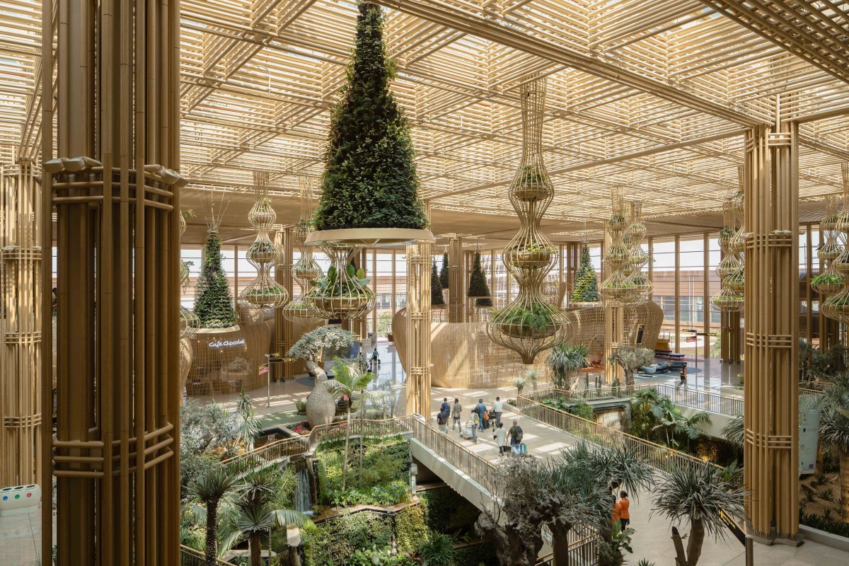 Archello's tweet image. At Bengaluru’s Kempegowda Airport, SOM’s Terminal 2 redefines airport architecture through modular bamboo construction, native stone, and engineered lightness. 
buff.ly/z20j71q

#BiophilicDesign #BambooArchitecture #SustainableInfrastructure