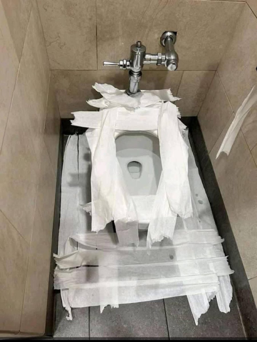 FomoWizzy's tweet image. when i use a public bathroom