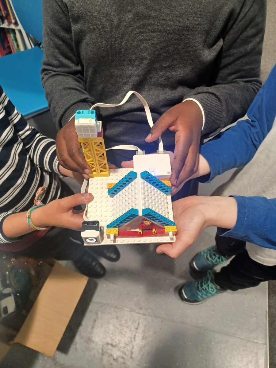 SouthwarkLibs's tweet image. Southwark Libraries and the Institute of Electrical Engineering have partnered to deliver Lego League sessions for children where they build robots with Lego and use coding to move them around. Here are some children building and showing their fab models.