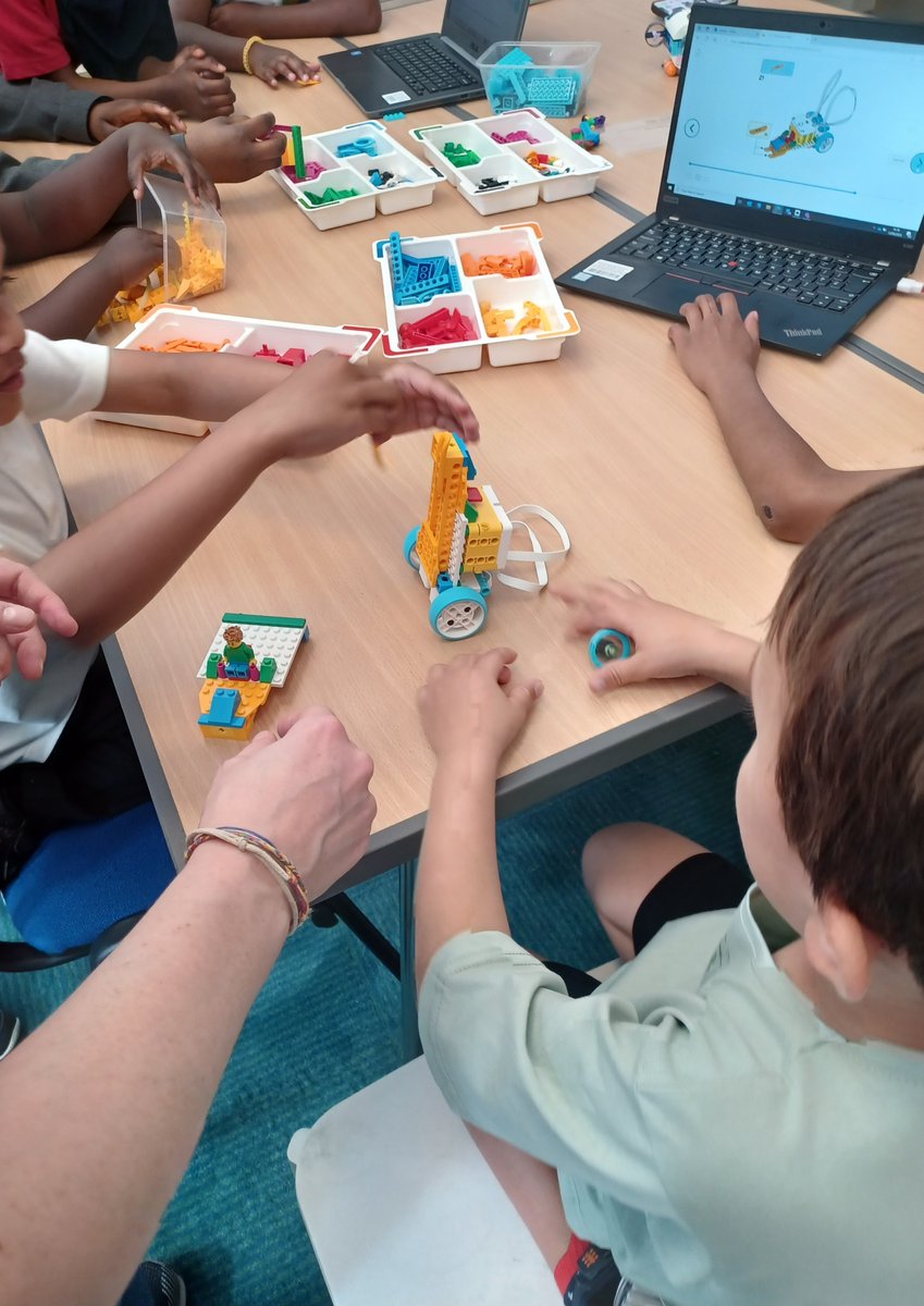 SouthwarkLibs's tweet image. Southwark Libraries and the Institute of Electrical Engineering have partnered to deliver Lego League sessions for children where they build robots with Lego and use coding to move them around. Here are some children building and showing their fab models.