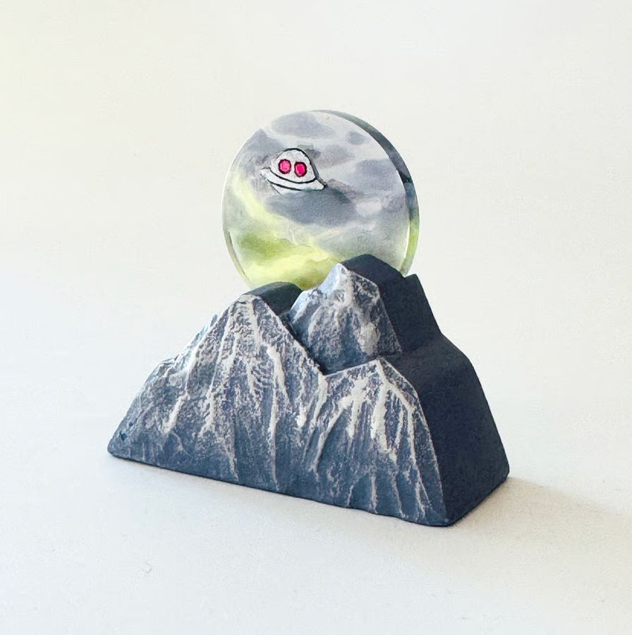 ● now on sale

タカハシカオリ ／ 山の上を浮遊するシリーズ 

『UFO』は雪の残る山に不穏な雲......レジンならではの表現ですね。『おばけ』の山裾にある光は、無数の野生の動物たちの目！ 石塑粘土とレジンを使用した、一点ものの作品です。

83s.shop/items/67be83bb…