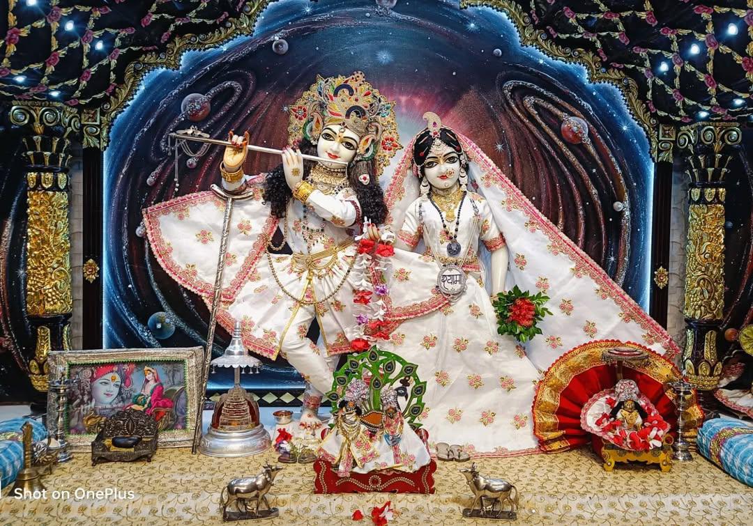 जब आपके जीवन के चारों ओर हताशा और निराशा हो, जब दुखों ने आपको हर जगह से घेर रखा
हो,

तब आप सच्चे मन से कृष्ण जी के नाम का दीपक जलाना और अपना सब हाल श्री कृष्ण को सुना देना, श्री कृष्ण स्वयं आपके सब दुख हरने
आएंगे।

#जय_श्री_कृष्णा
#राधे_राधे 🙏🚩

#Khamenei #Trump #Iran #englot