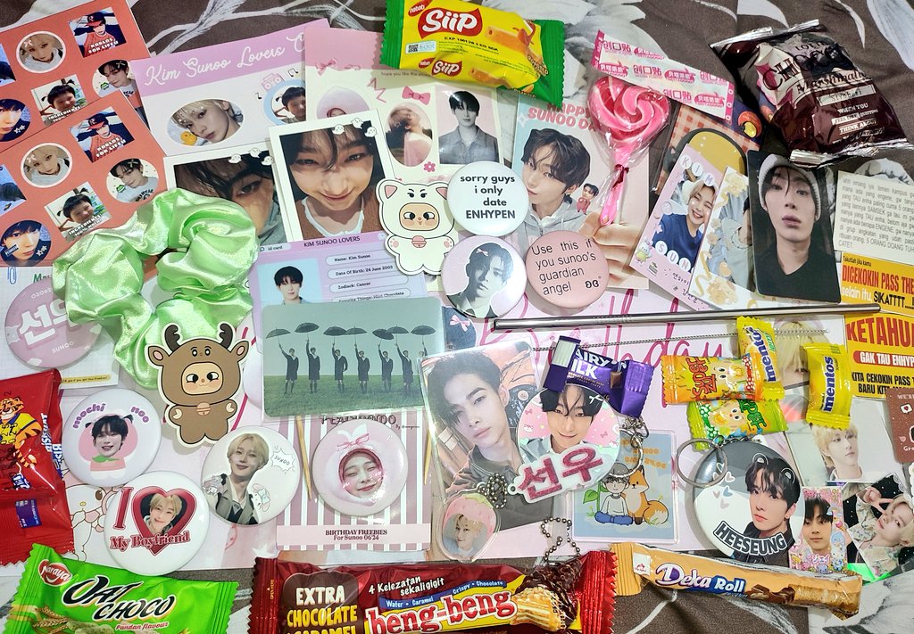 sunkissnoo's tweet photo. htm 35k dpt goodies lucu, free cupcake & semua dekornya trus LUCKY DRAW NYA BEJIBUN. byk album, pc official, poster, flag, dll omg kecup banyakkk๐๐
berangkat bw fribis limited pulang2 ternak sebanyak ini dan dapet official pc grup & ni-ki r:u thx @jaemverse_
#FoxFilesKimSunoo https://t.co/WH8Gd9l8ML