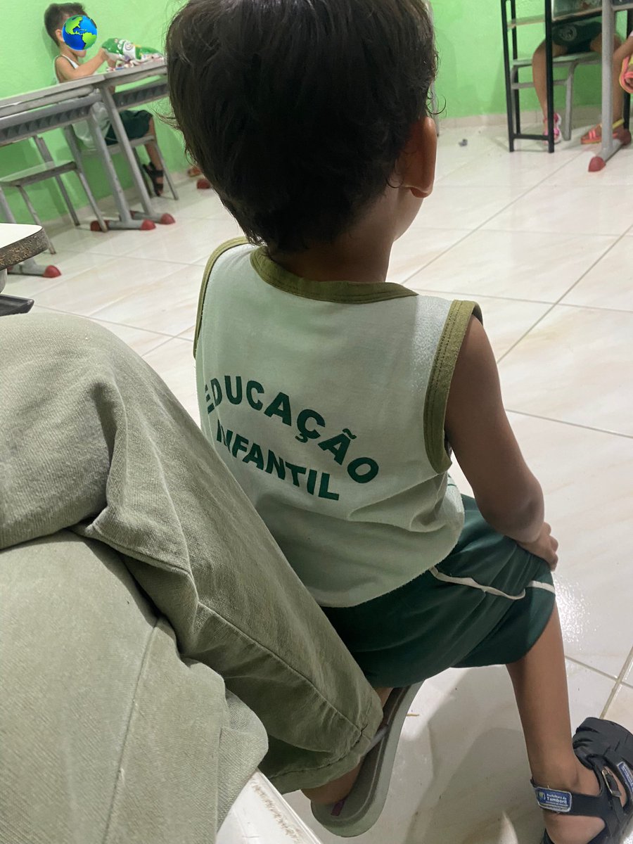 maeeuteamon's tweet photo. meu aluno sentado no peito do meu per https://t.co/09RzFKn5im