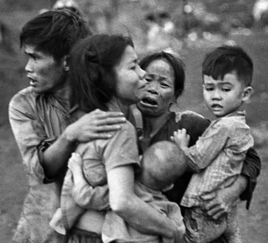 Vocês sabiam que o Estados Unidos🇺🇲 matou mais de 2 milhões de civis no Vietnã🇻🇳? Além disso os estadunidenses despejaram produtos químicos (Agente Laranja) na população. Os vietnamitas sentem os efeitos do agente laranja até hoje ao nascerem com malformação.