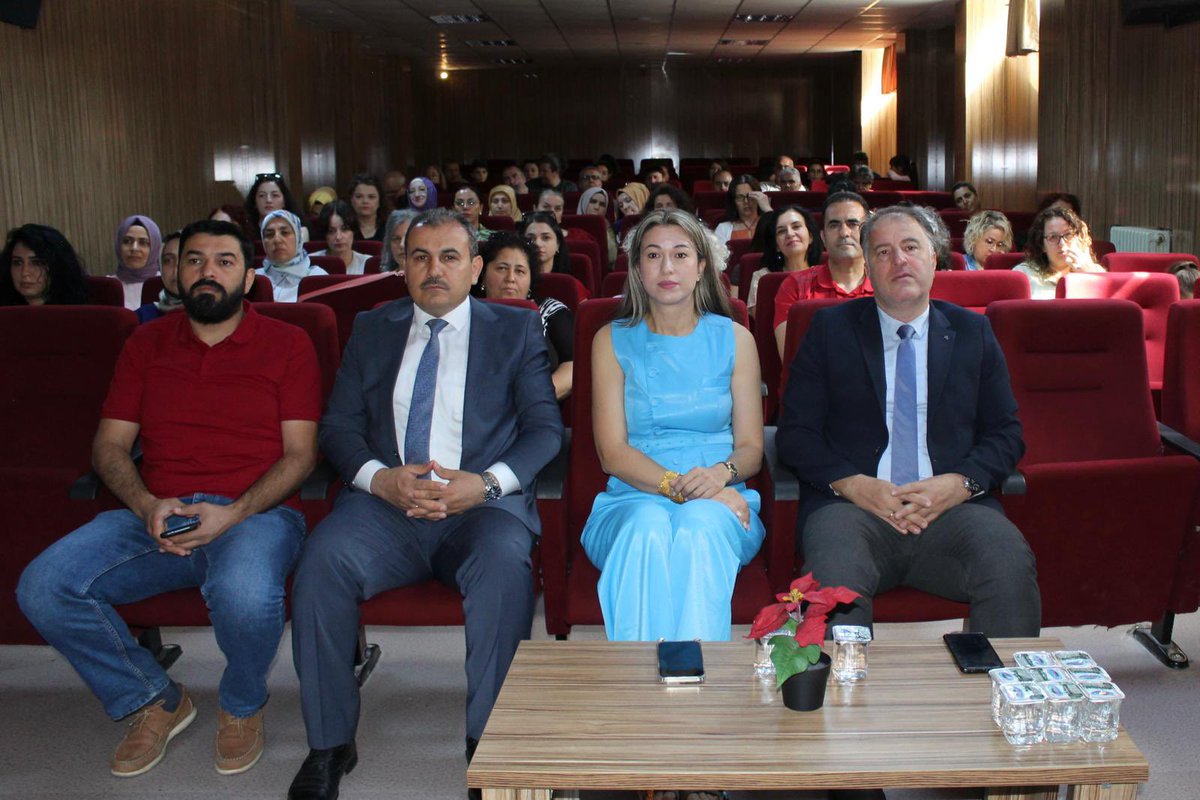 İlçe Milli Eğitim Müdürümüz Sayın Serap YILMAZ beraberinde şube müdürü Sayın Murat YEŞİLÇİÇEK, Bakanımız Sayın Yusuf TEKİN’in  ÖBA üzerinden gerçekleştirilen “Haziran 2025 Dönemi Mesleki Çalışma Programı Açılış Hitaplarını” ilçemiz Erdem Beyazıt Anadolu Lisesinde dinlediler.