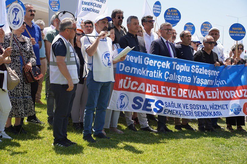 Sağlık ve Sosyal Hizmet Emekçileri Sendikası (SES) 8.Dönem TİS Taleplerini Sağlık Bakanlığı Önünde gerçekleştirdiği basın açıklamasıyla kamuoyuyla paylaştı. 
Açıklamaya KESK Eş Genel Başkanı Ahmet Karagöz,KESK MYK Üyeleri, SES Eş Genel Başkanı Sıddık Akın, MYK Üyeleri, şube