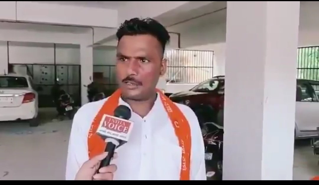 AnilYadavmedia1's tweet photo. भागवत कथा में कथा वाचक को लाखों की आमदनी होती है,
देश में भागवत कथा का चलन तेजी से बढ़ा है,
यही वजह है कि ब्राम्हण लोग इस काम में 
अपना वर्चस्व चाहते हैँ,

वो जान की बाजी लगा देंगे,
इस लाखों की कमाई के काम में किसी दूसरे जाति के लोगों को नहीं घुसने देंगे,

यही वजह है कि,
इटावा में भागवत कथा वाचक और महान विद्वान
मणि यादव को ब्राम्हणों ने बेइज्जत किया है,