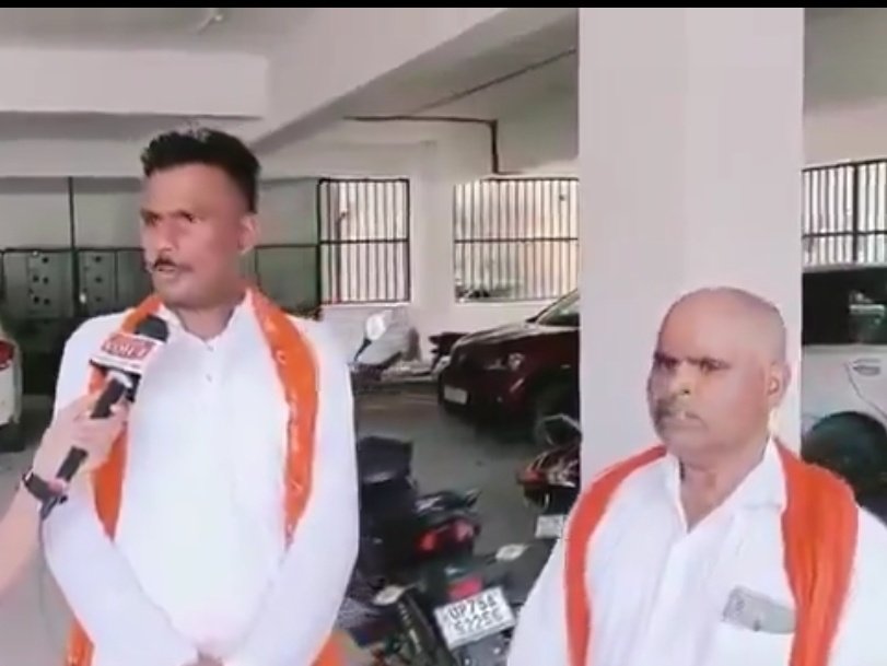 AnilYadavmedia1's tweet photo. भागवत कथा में कथा वाचक को लाखों की आमदनी होती है,
देश में भागवत कथा का चलन तेजी से बढ़ा है,
यही वजह है कि ब्राम्हण लोग इस काम में 
अपना वर्चस्व चाहते हैँ,

वो जान की बाजी लगा देंगे,
इस लाखों की कमाई के काम में किसी दूसरे जाति के लोगों को नहीं घुसने देंगे,

यही वजह है कि,
इटावा में भागवत कथा वाचक और महान विद्वान
मणि यादव को ब्राम्हणों ने बेइज्जत किया है,