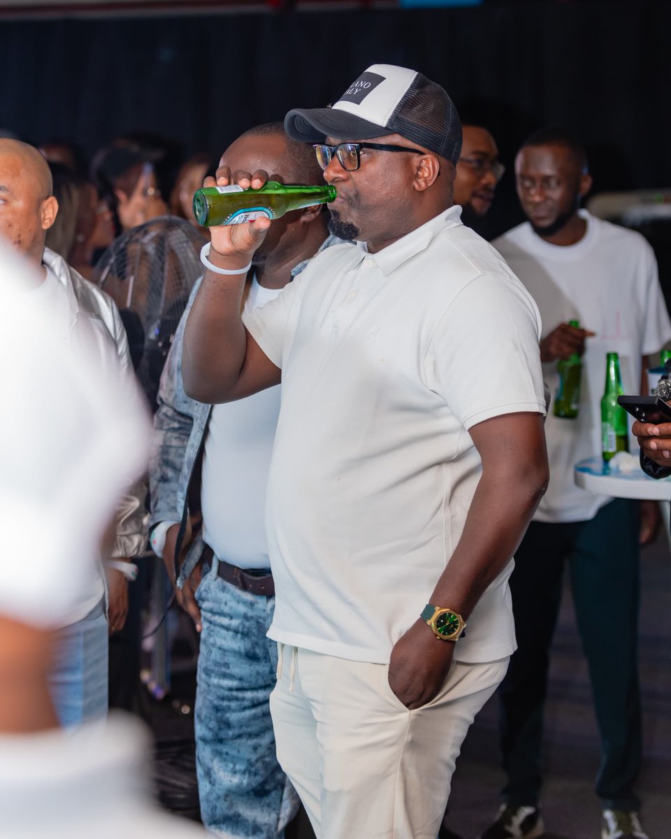 KingPablotz's tweet image. Shaffih Dauda hakuwa nyuma kabisa kwenye vibe! Alijumuika na kupiga story, kupiga cheers, full energy na class. Heineken Silver ilimpeleka kwenye experience ya #SuprisinglySmooth ya hali ya juu! Ukimuona Shaffih ametulia na Silver mkononi, ujue vibe ni legit 💯 #SmoothExperience