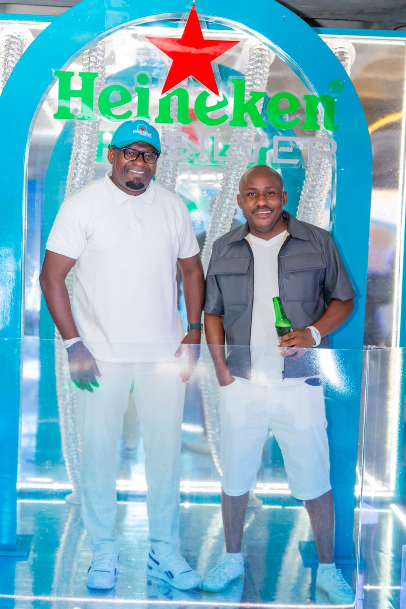 KingPablotz's tweet image. Shaffih Dauda hakuwa nyuma kabisa kwenye vibe! Alijumuika na kupiga story, kupiga cheers, full energy na class. Heineken Silver ilimpeleka kwenye experience ya #SuprisinglySmooth ya hali ya juu! Ukimuona Shaffih ametulia na Silver mkononi, ujue vibe ni legit 💯 #SmoothExperience