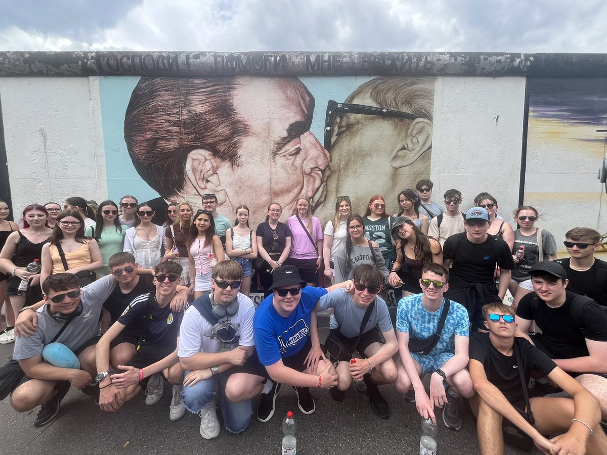 Learning about politics, one mural at a time. Team pic in front of ‘The Kiss’ 
#BerlinGHS