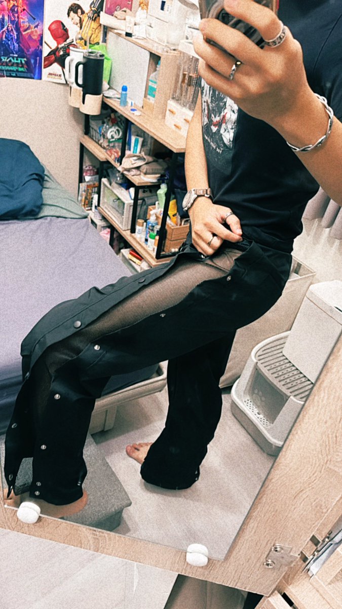 我是 12 度都還穿熱褲去大縱酒的人
但公司一定要穿長褲
最近真的太熱我只好買了一件
兩側網眼開到頂的褲子上班
真的涼快好多🥰🥰🥰

沒穿內褲好像也不會被發現🤭