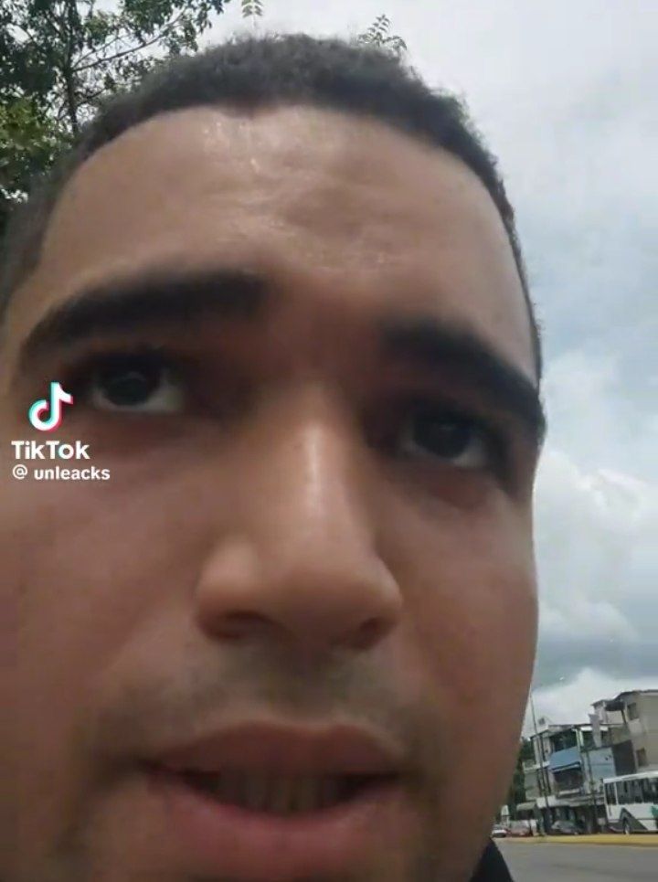 anonymous_hat2's tweet photo. Venezuela 🇻🇪

El chavismo es una organización criminal, ¡ Sabes que pasará !

NADA.

En Maracay, estado Aragua, sujetos desconocidos armados irrumpieron en la casa de Gabriel Sarmiento mientras realizaba un Live en TikTok.

Gabriel denunciaba a bandas criminales como las de "El Tren de Aragua", "Tren del Llano" y a funcionarios corruptos en Venezuela. #Venezuela #Maracay #Zulia #Maracaibo #Iran #Trump #Israel