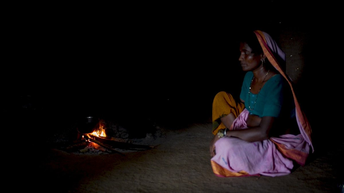जहाँ ज़रूरत हो, वहाँ डाक सेवा एक संकल्प बनकर सामने आती है — यह उसी संकल्प की कहानी है। 📮

वीरवाड़े — महाराष्ट्र का एक छोटा-सा गाँव, जहाँ के लोग सरल मेहनती हैं। जब BPM सुचिता हरलाल चव्हाण वीरवाड़े में चिट्ठियाँ बाँटने पहुँचीं, तो उन्हें पता चला कि इस गाँव में ज़्यादातर लोगों के