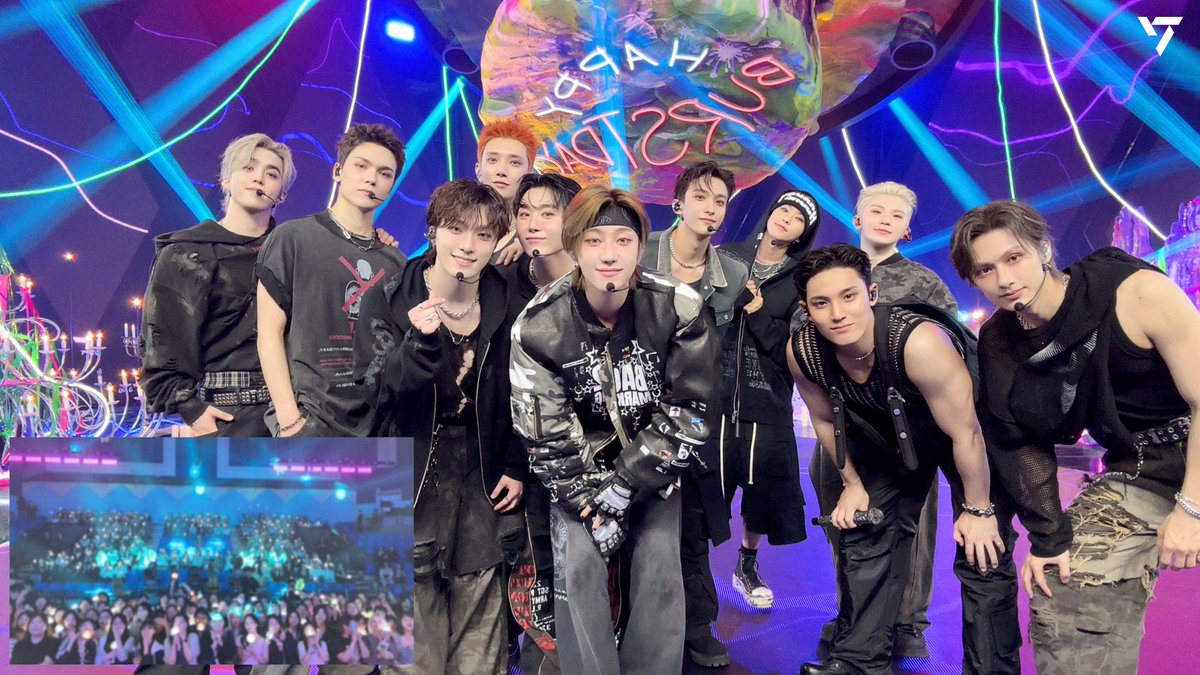 minghaocheol_'s tweet photo. they really took group pics with carats during their music show performances... 🥹🥹🥹 https://t.co/f5ihvVL6kH