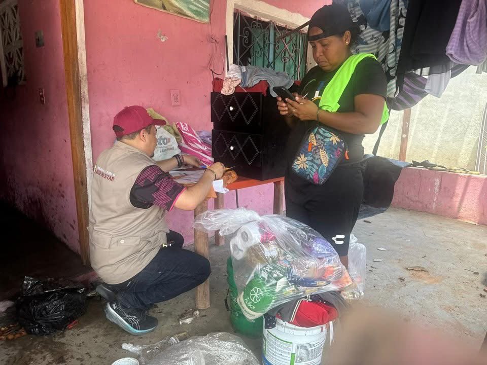 JJavierGomezCa1's tweet photo. ¿Qué tal su fin? Espero, de corazón, que todo esté bien en sus casas y con sus familias.🫶🏾
El equipo de Bienestar en Veracruz nos dividimos la chamba:
¡Oaxaca está de pie y Veracruz está a su lado!💪🏽🦺🪏
Otro grupo apoyando el Plan Tajín en Veracruz. ⛈️💦
https://t.co/nbZyuw8TY9 https://t.co/BsQxi2GJnS