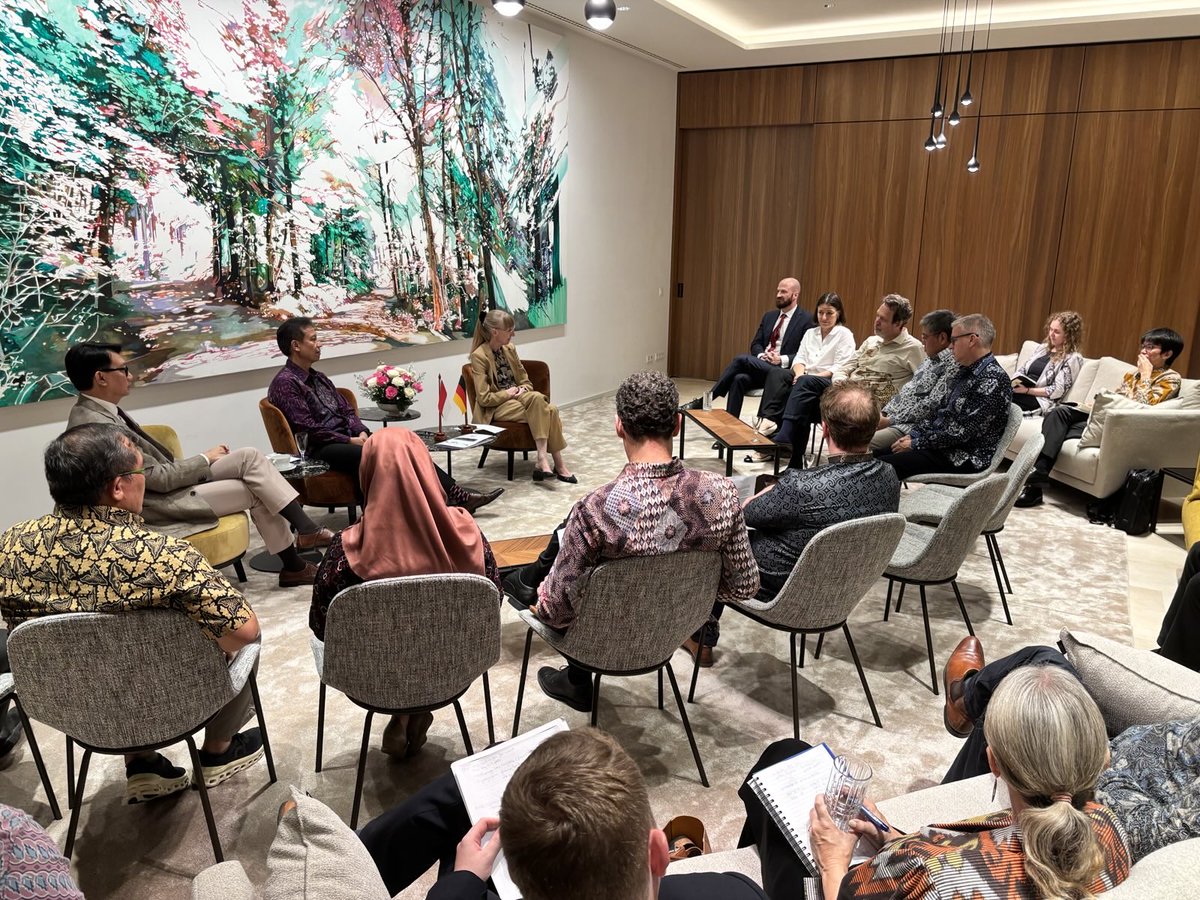 Honored to host H.E. Budi Sadikin, Menkes RI, H.E. Havas Oegroseno, Wamenlu RI, &amp; fellow Ambassadors at our residence,Friday (20/6).Discussion focused on healthcare workers mobility.Shared best practices how to work together to strengthen our healthcare systems to mutual benefit.