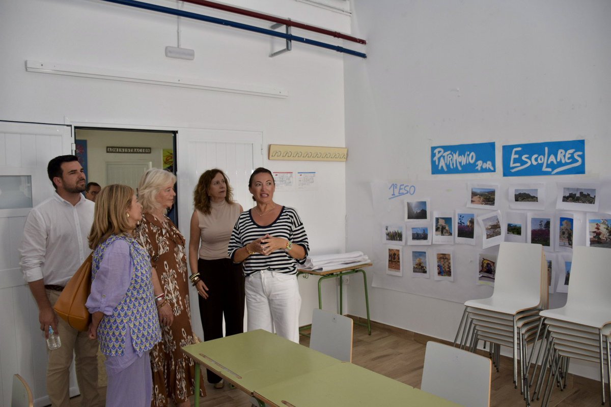 La Junta invierte más de 144.000€ en la mejora del IES Sierra de Líjar de Olvera. 

La DG <a href="/MercedesColomb1/">Mercedes Colombo</a> visita el centro, que ha experimentado grandes mejoras tras las obras. Desde 2019 se ha destinado más de medio millón de euros en actuaciones en centros de la localidad.