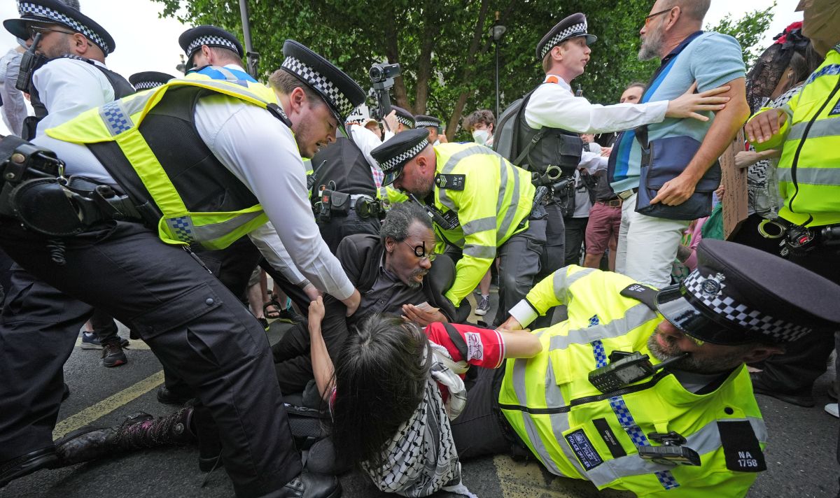 The Palestine Action group protest in London appears to be turning ugly as police drag protestors to the ground.

Follow our live here: express.co.uk/news/uk/207226…