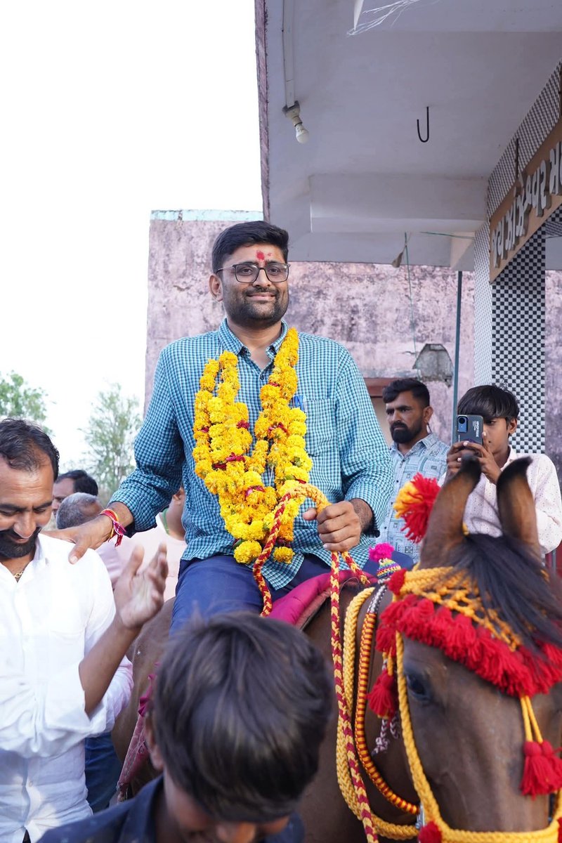 selfshine_45's tweet photo. આમ આદમી પાર્ટી નો કટ્ટર વિરોધી હોવા છતાં ગોપાલ ઈટાલીયા જીતે એવી અંગત ઈચ્છા (કદાચ મારી જેમ ઘણા બધા ને) હતી. એમની વિચારધારા ગમે એ હોય,ગોપાલ ઈટાલીયા જેવા શિક્ષિત, સ્પષ્ટ વક્તા અને સત્તા પક્ષનો કાન પકડવાવાળા ચહેરા વિધાનસભામાં જવા જોઈએ.📝 ખૂબ ખૂબ અભિનંદન ગોપાલ ઈટાલિયા 📝 https://t.co/4etRIHJjYt