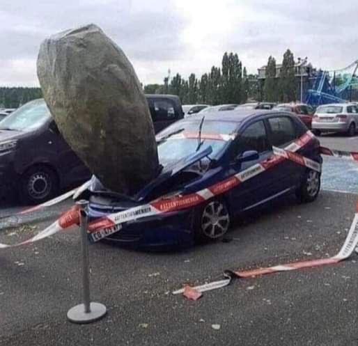 Gesucht wird ein grosser, dicker Mann mit Zöpfchen und blau-weiß- gestreifter Hose :-))))