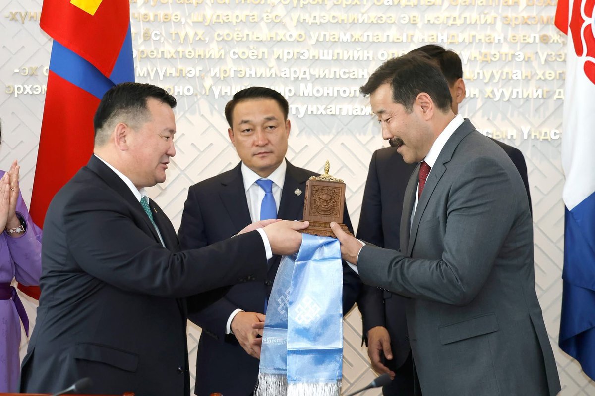 Мужик гэх хочтой Ж.Бат-Эрдэнэ гишүүн бол тулхтай эрхэм түшээ гэж хувьдаа боддог. 
Тэр Анандбузарын хийсэн сонгуулийн хүүхэн шуухны эвлүүлэг бол цаагуураа далд ор гэмээр