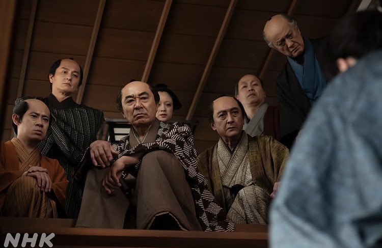 べらぼう、1回遅れで23回目。吉原の親父さんたちの逆鱗に触れて蔦重が階段から落ち、階段を挟んで向き合うおなじみのシーン。小津安二郎における低アングルからのカメラワークに近い効果があると思う。蔦重の強い決意のあらわれ。