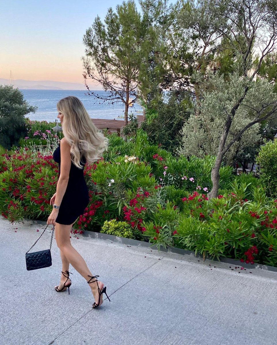 shannnon_gill's tweet photo. Walking among the flowers on the beach, happiness is embodied at this moment https://t.co/JTxymfM1Gw